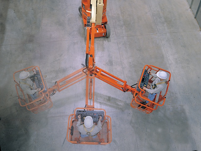 Коленчатый подъемник JLG E300 AJP